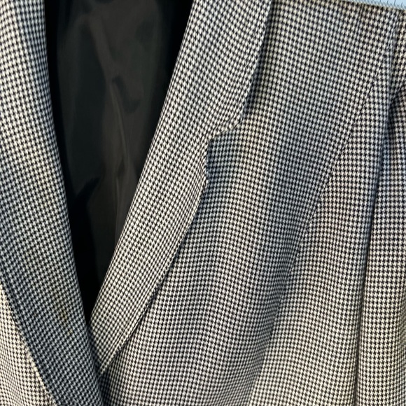 Elegant Black and White Checkered Blaze - Picture 14 of 14